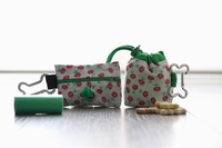 Pack bolsa de premios y portabolsas con tela de Flores rojas con tallo verde y fondo blanco